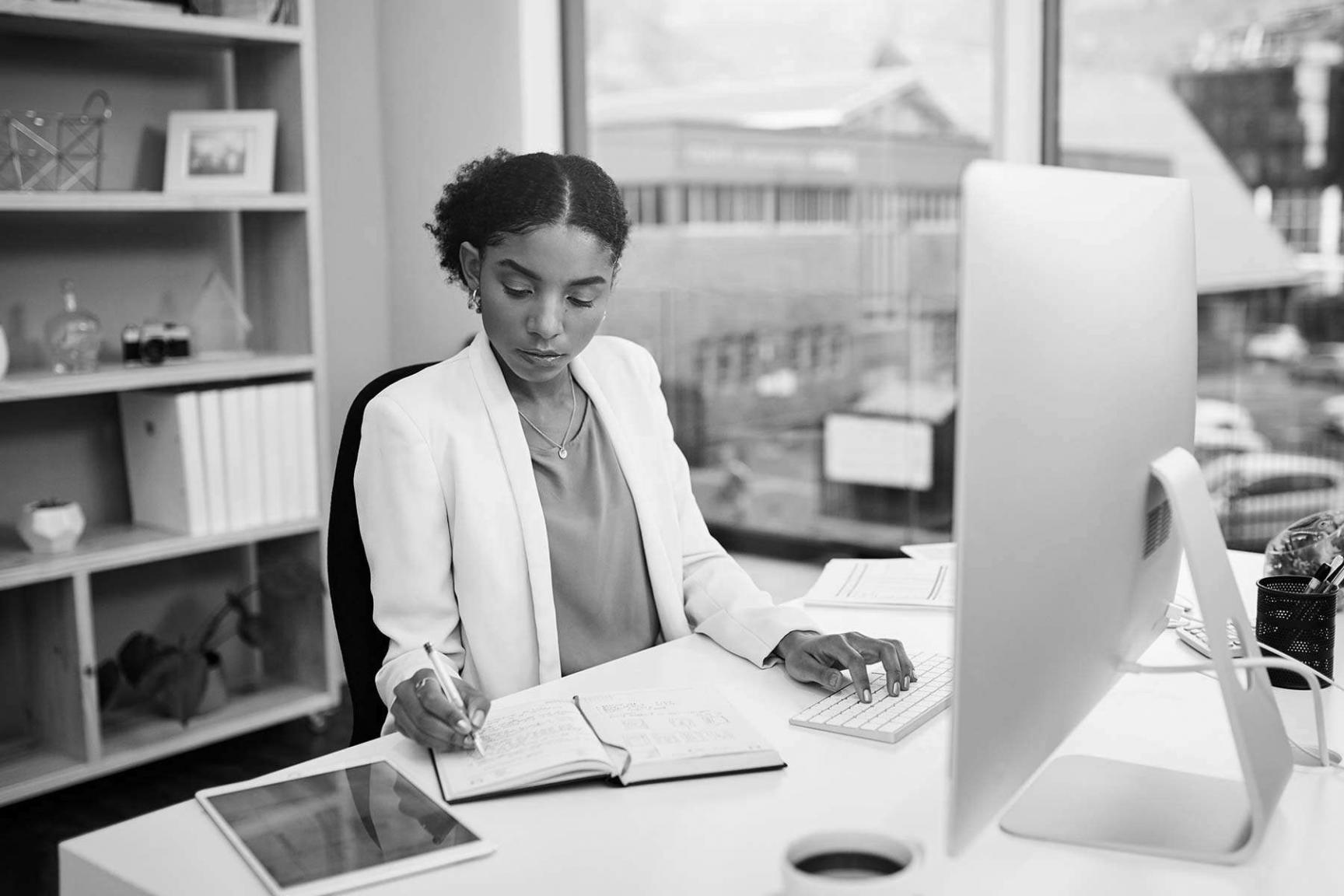 Equipo trabajando en estrategias de posicionamiento local
