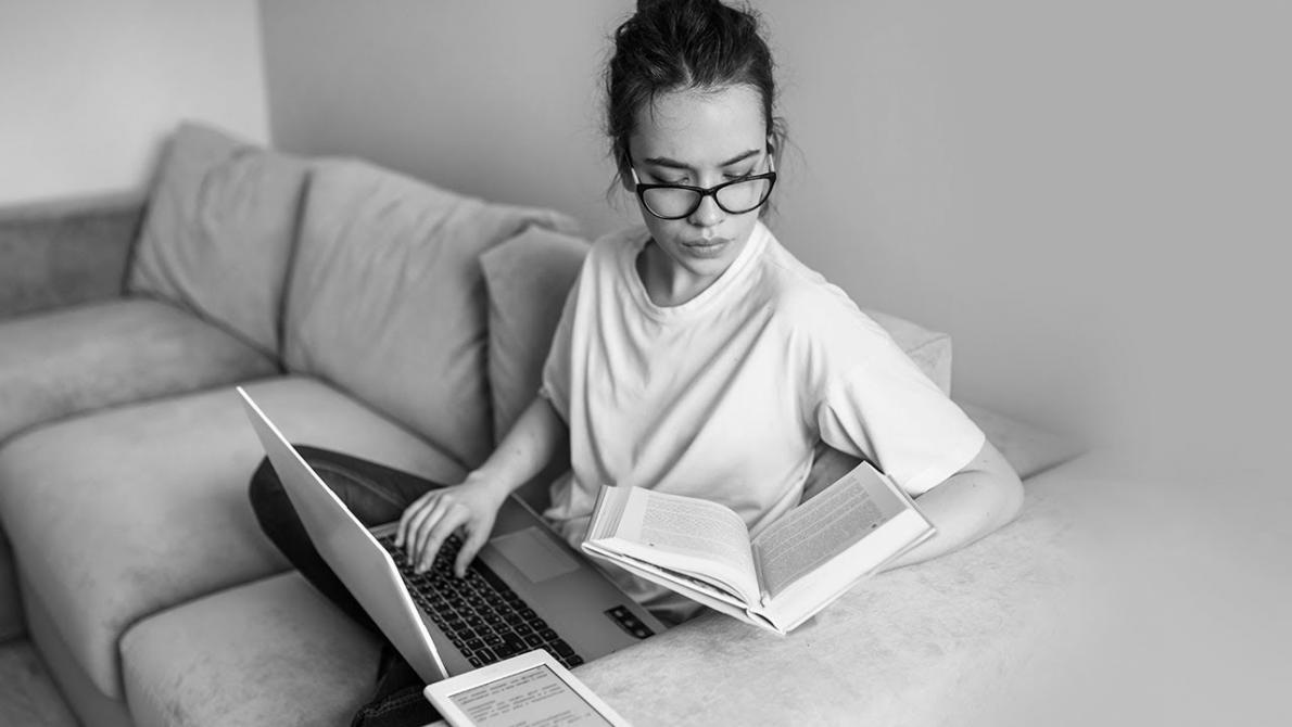 Espacio de trabajo profesional mostrando metodología educativa aplicada